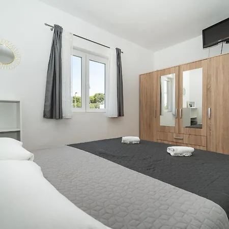 Cozy In Sv, Filip I Jakov With Kitchen سفيتي فيليب ياكوف